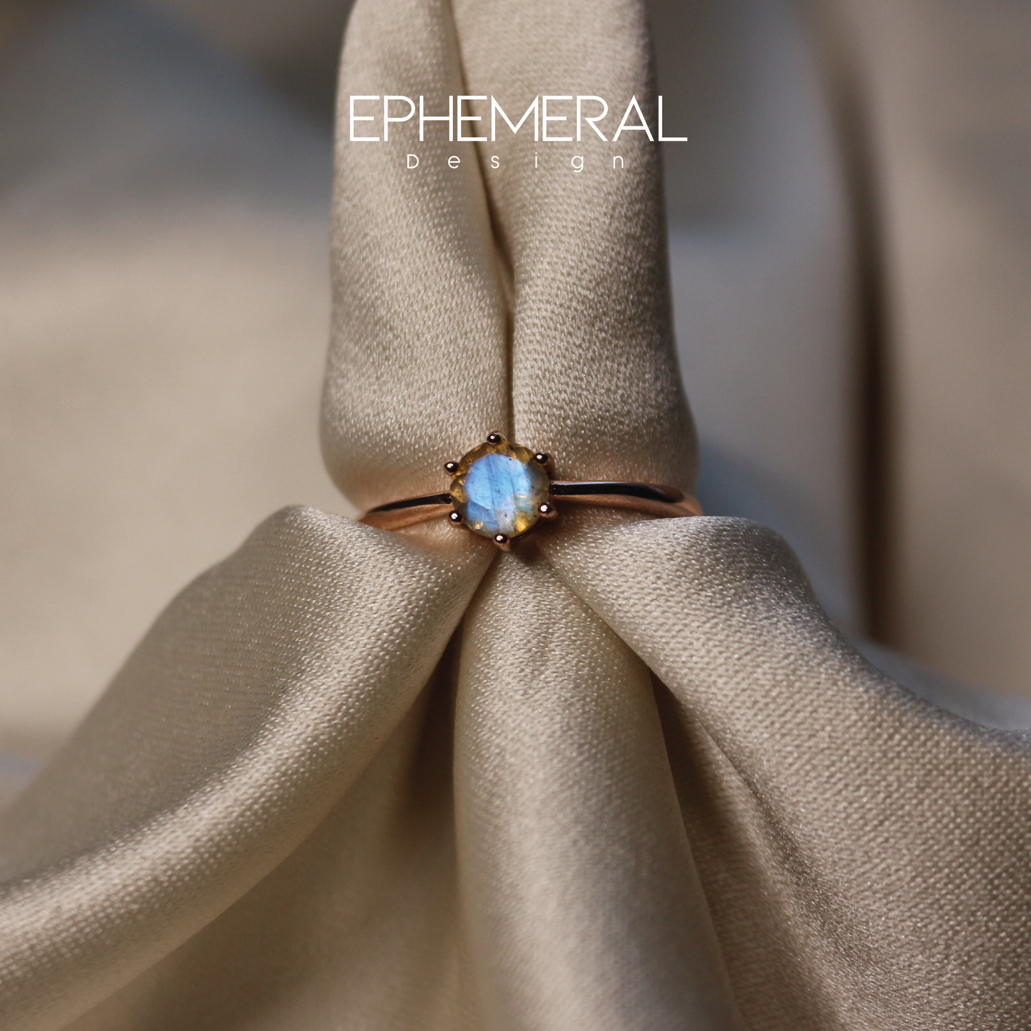 Anillo de plata con gema Labradorita