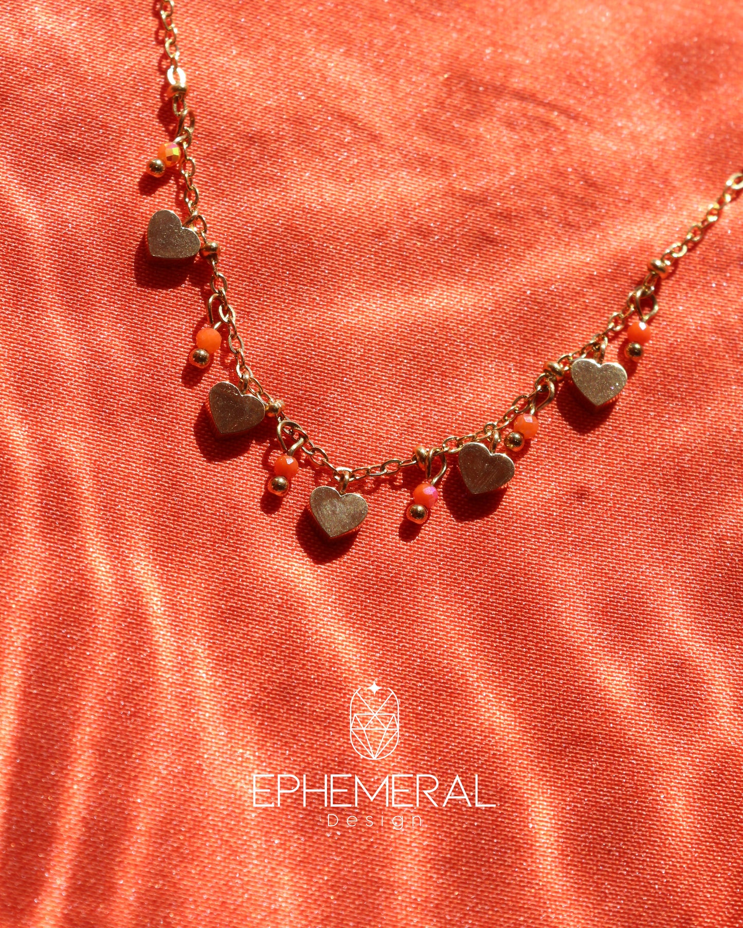 Cadena de mostacillas y corazones