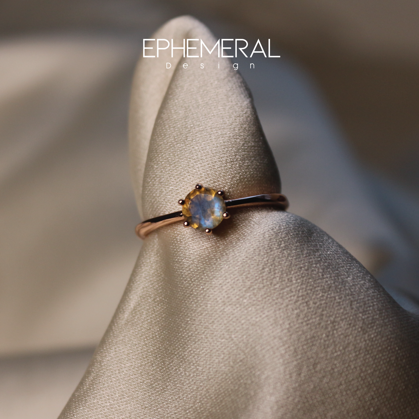 Anillo de plata con gema Labradorita