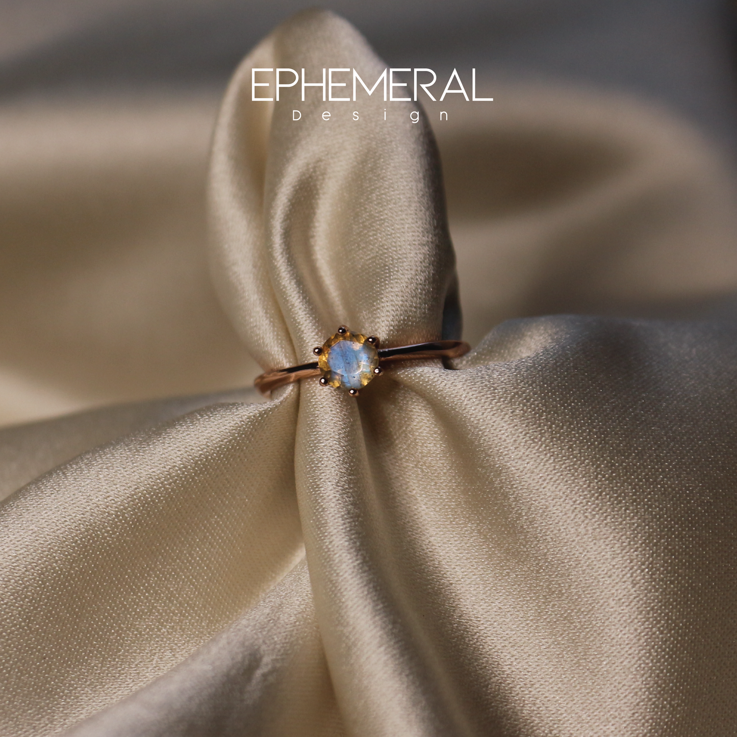 Anillo de plata con gema Labradorita