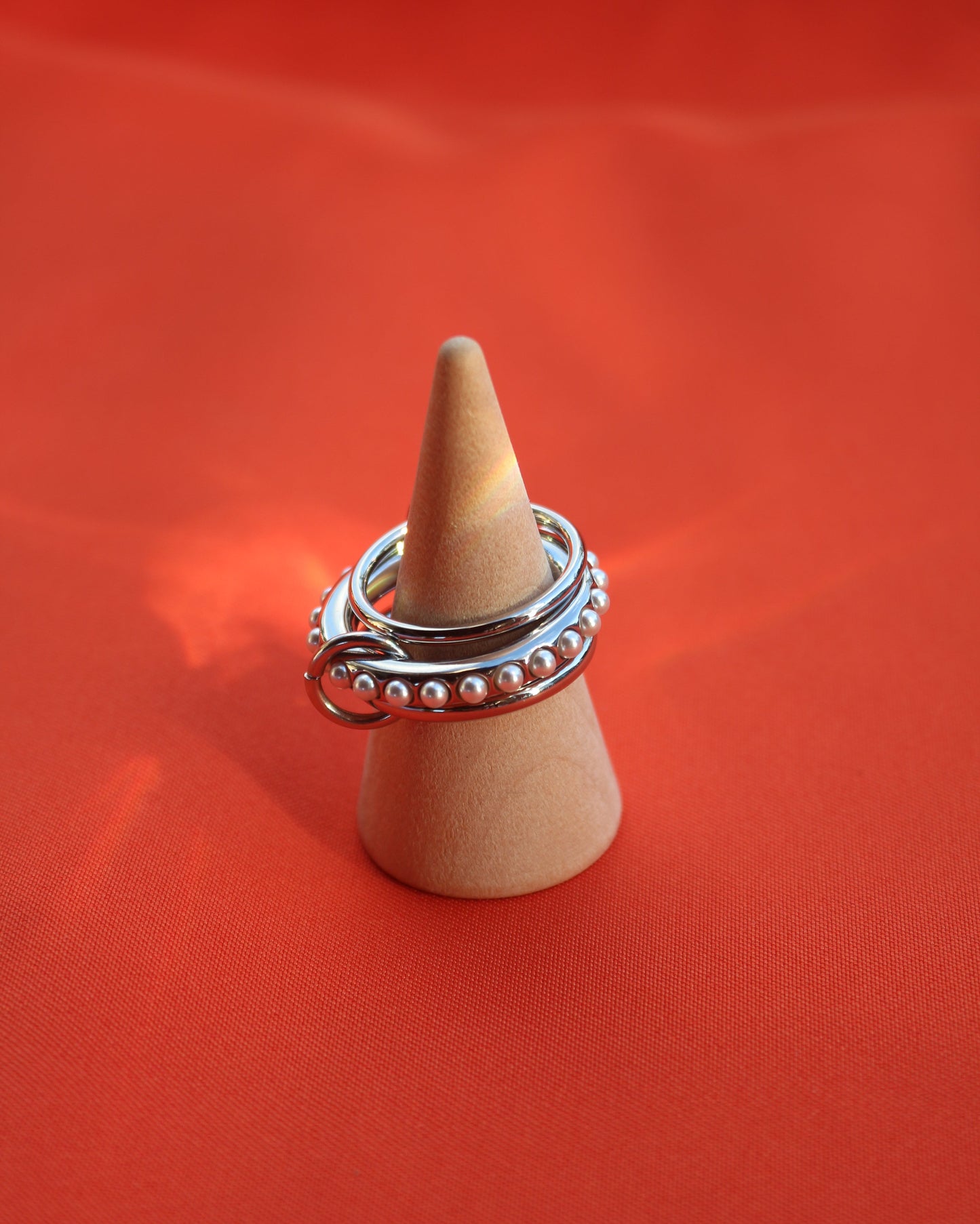 Cadena de anillos plateado con perlas