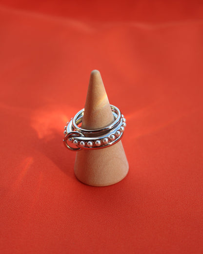 Cadena de anillos plateado con perlas