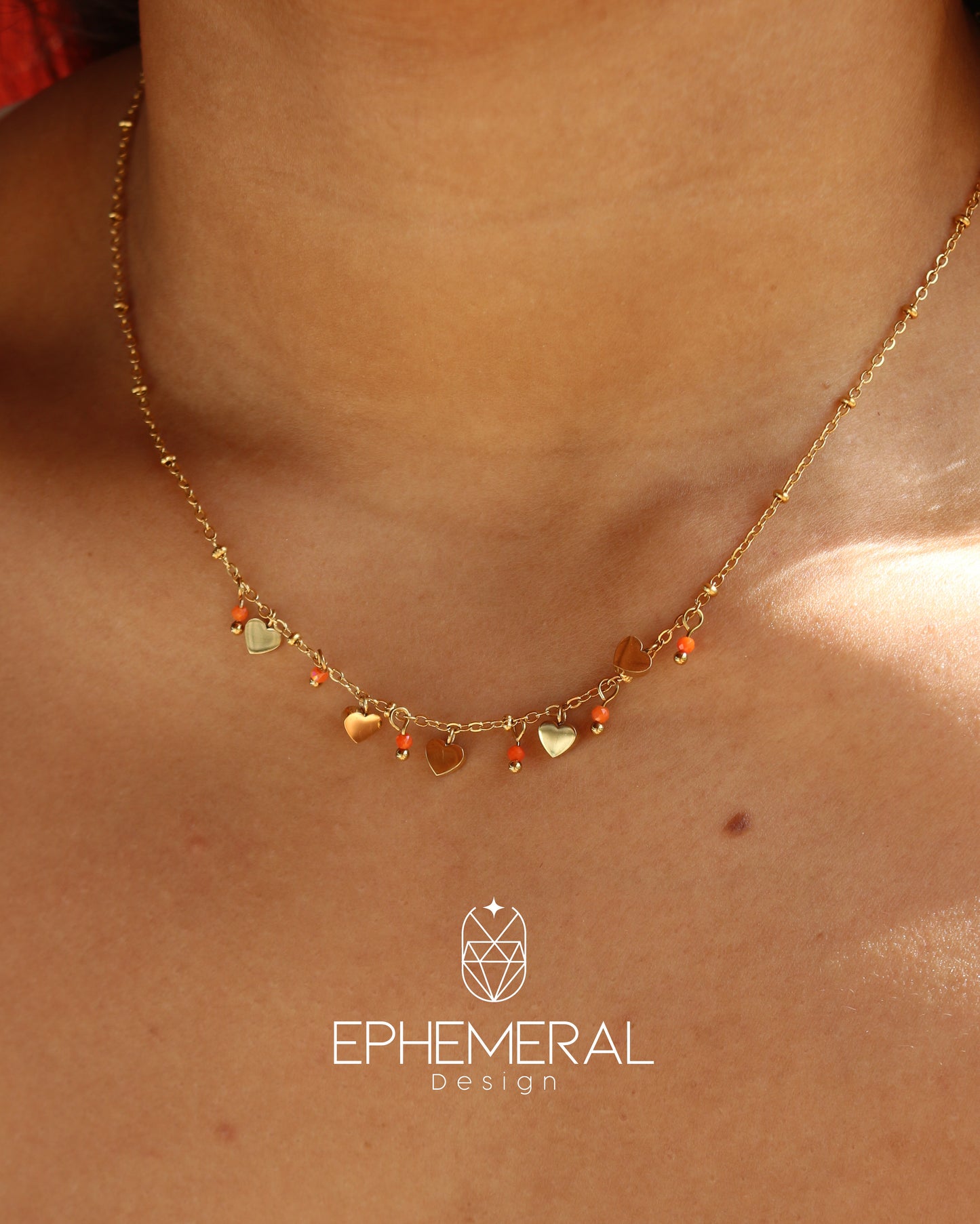 Cadena de mostacillas y corazones