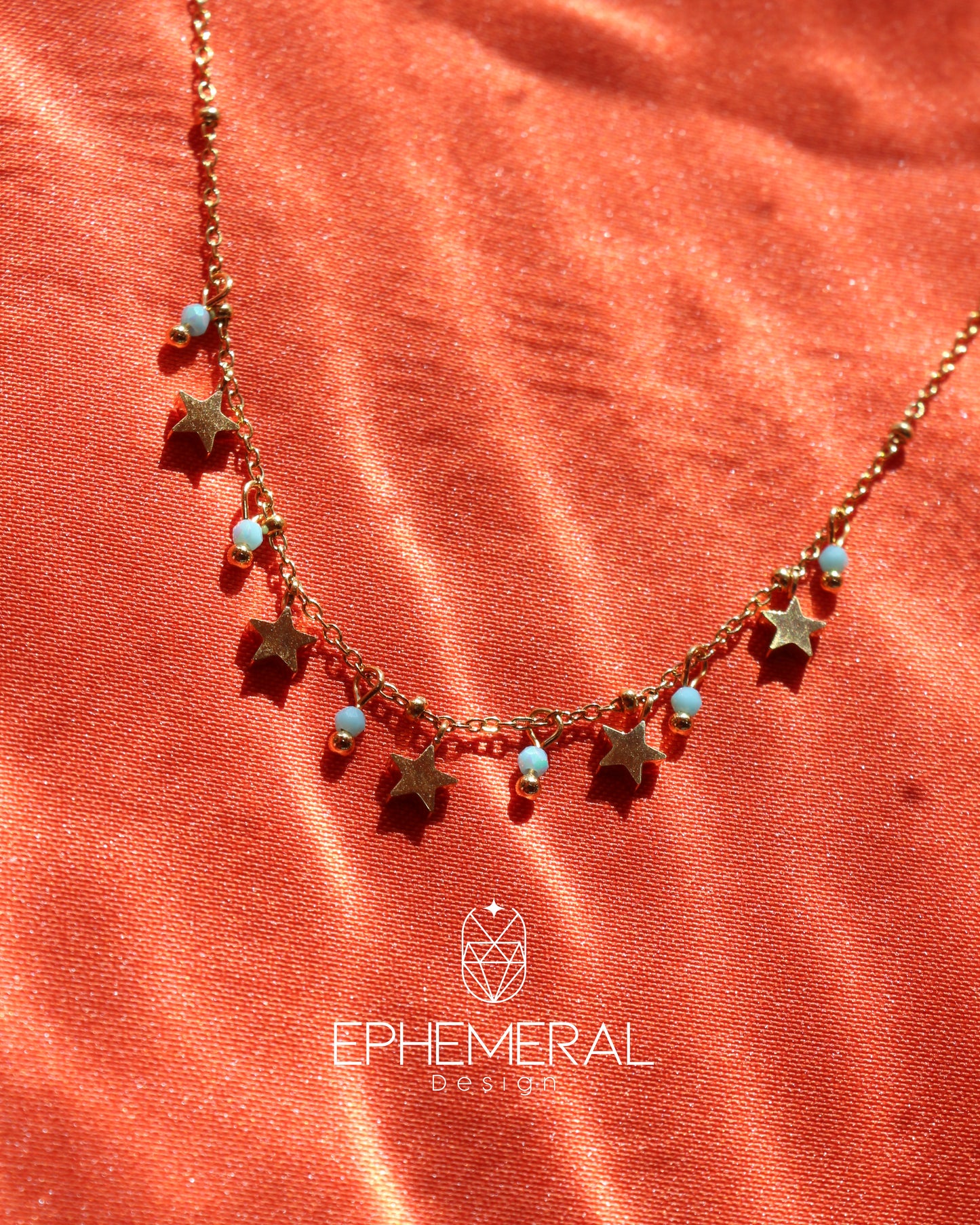 Cadena de mostacillas y estrellas