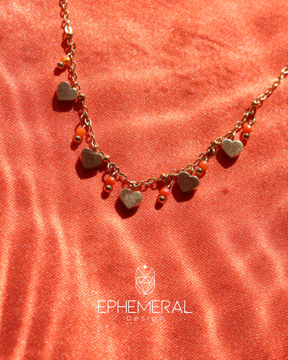 Cadena de mostacillas y corazones