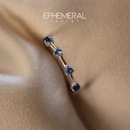 Anilo de zafiros plateado