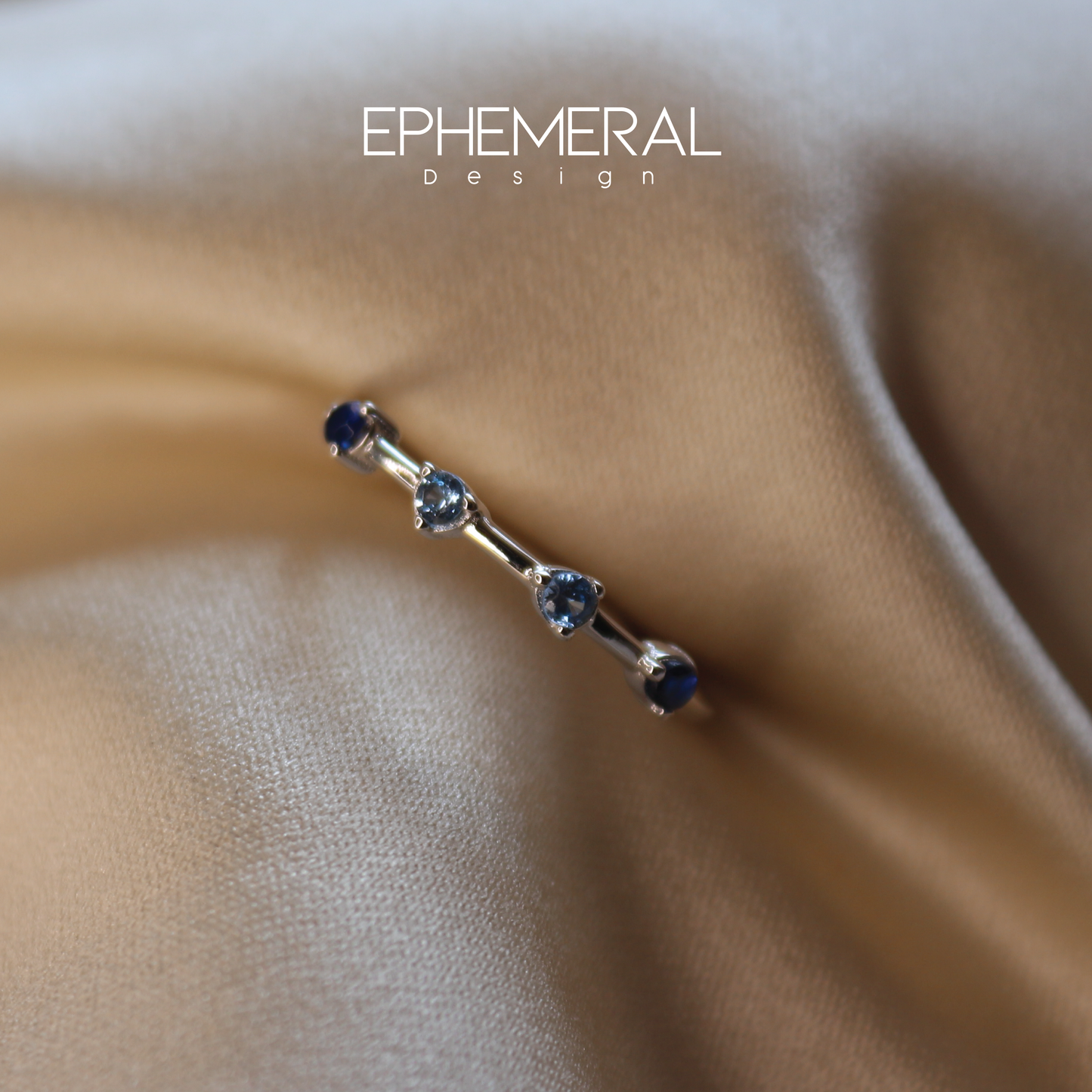 Anilo de zafiros plateado