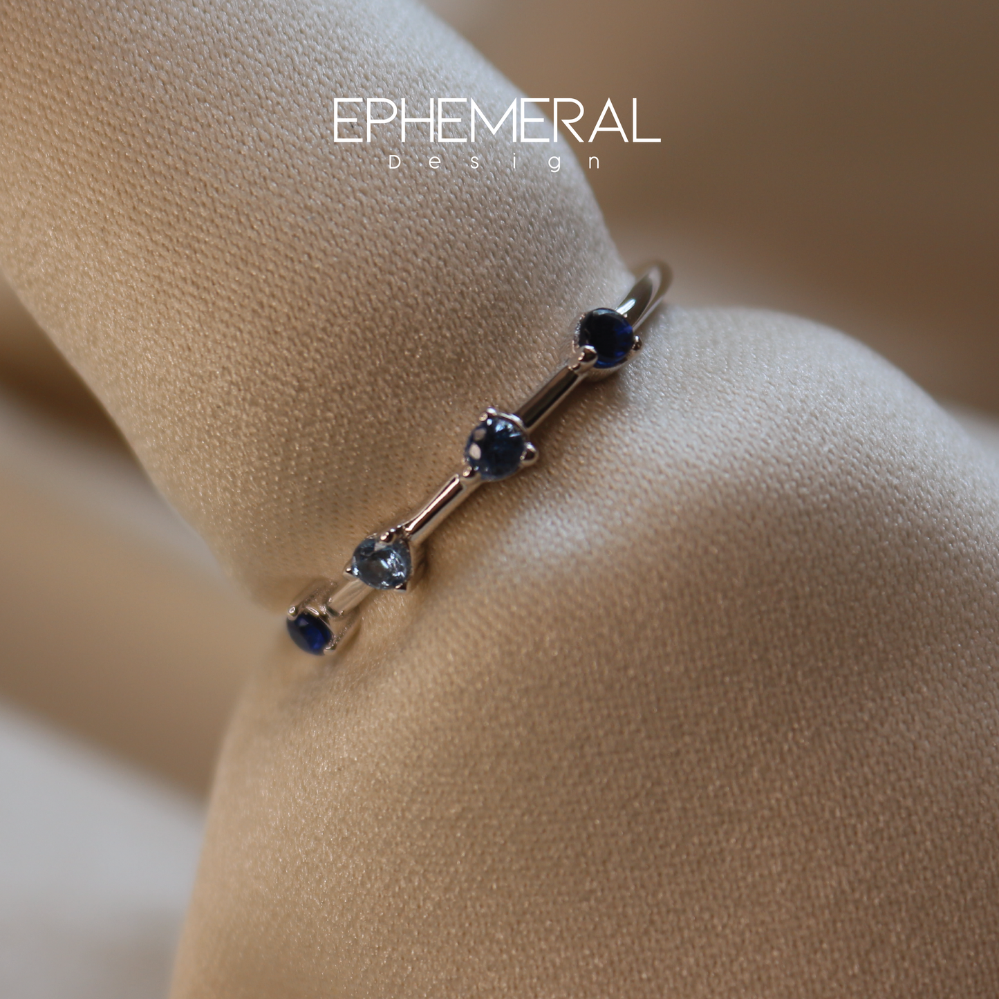 Anilo de zafiros plateado