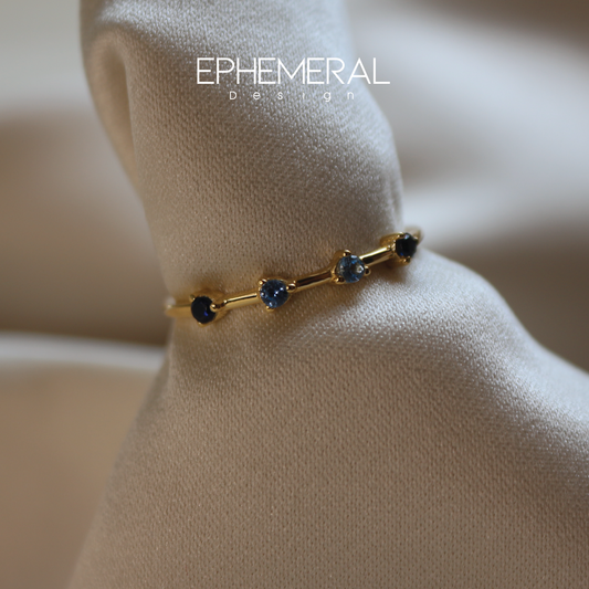 Anillo de zafiros dorado