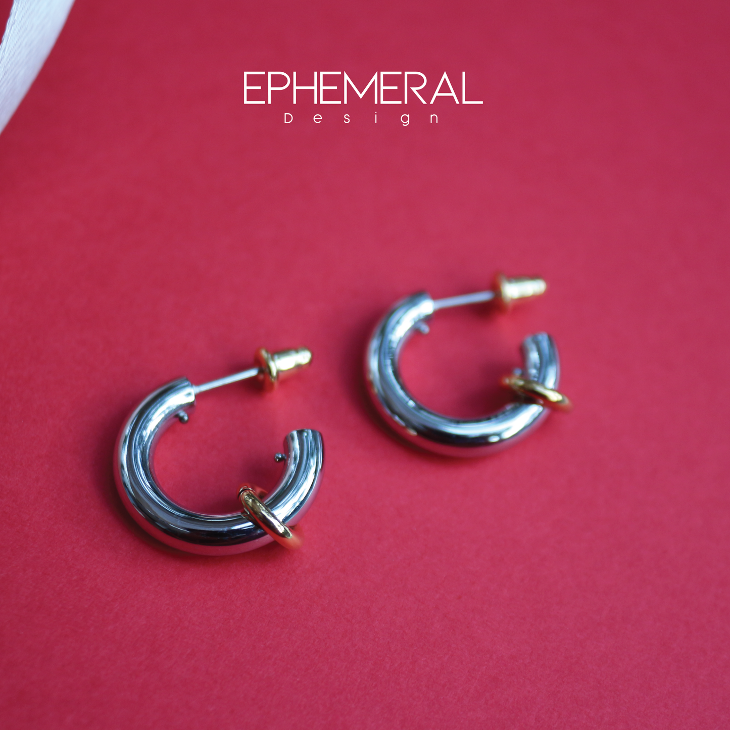 Aretes de acero con baño de oro 18k.