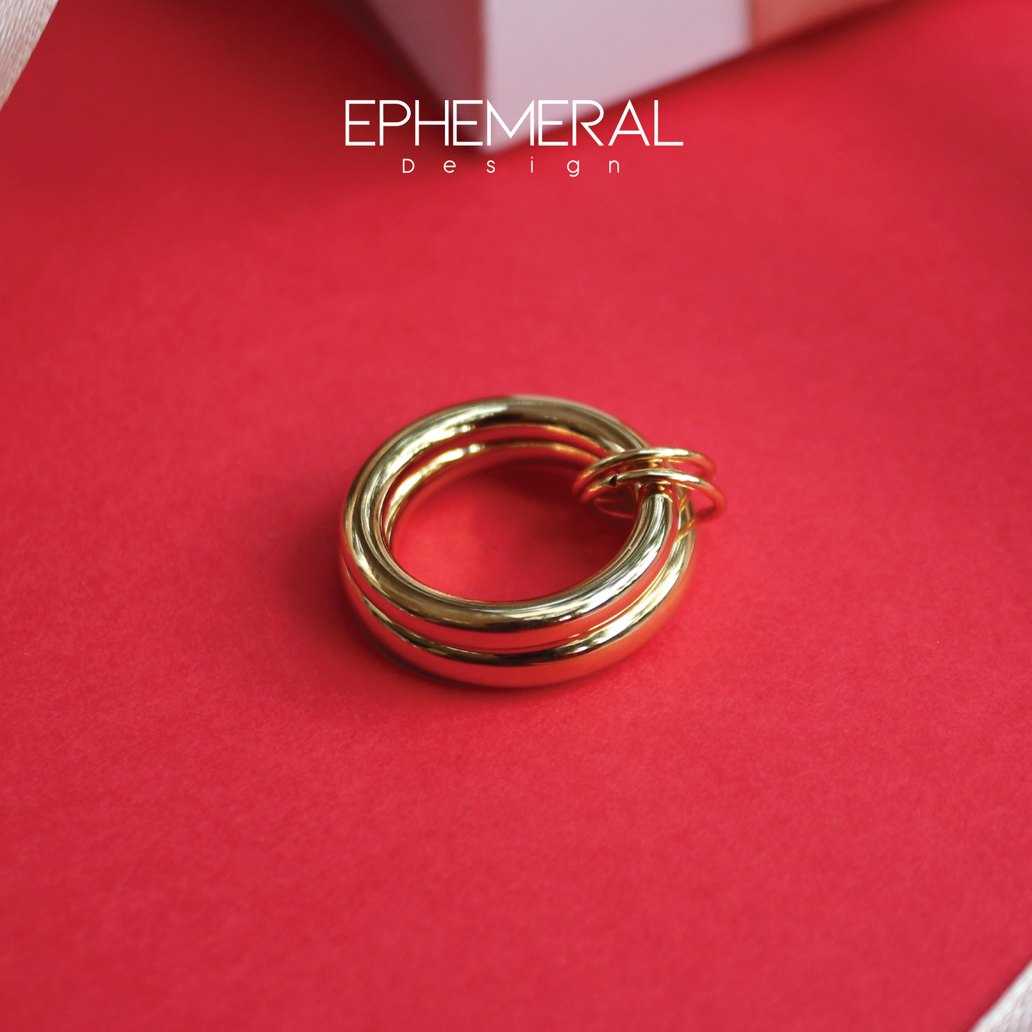 Cadena de anillos dorados