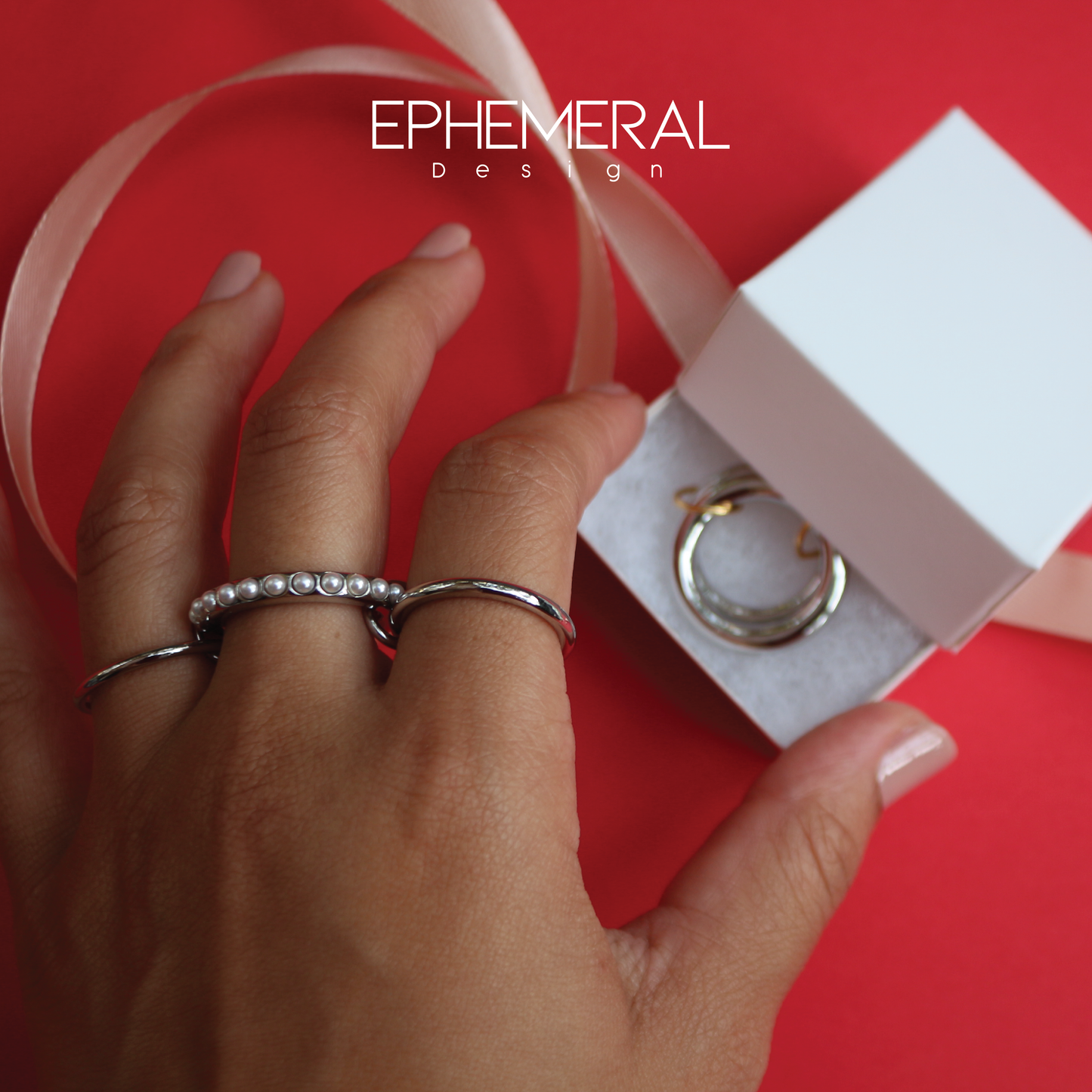 Cadena de anillos plateado con perlas