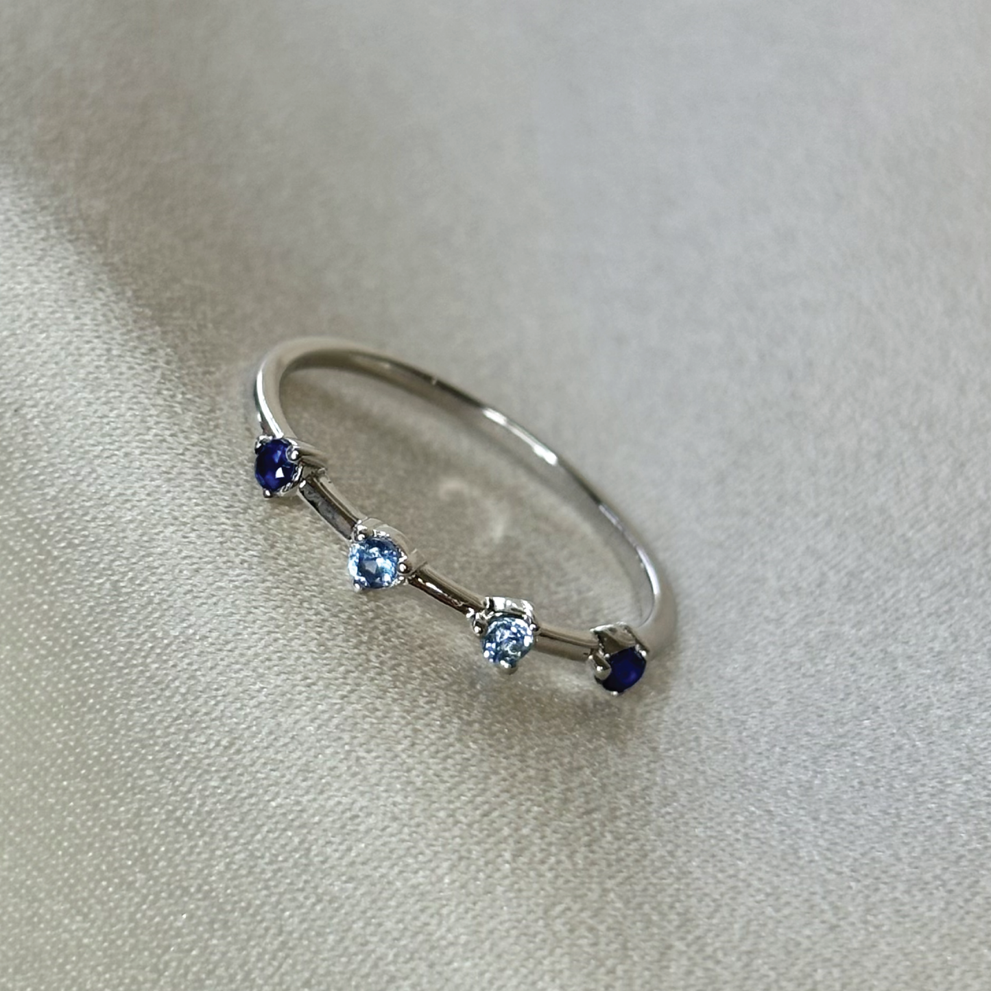 Anilo de zafiros plateado